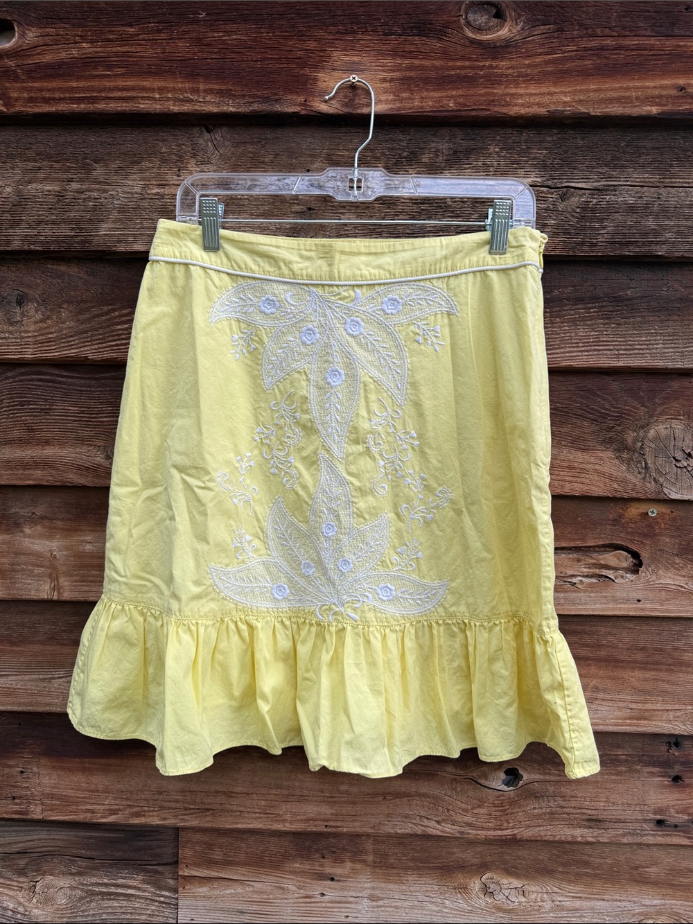 Floreat mini skirt lined with lace trim embroidered